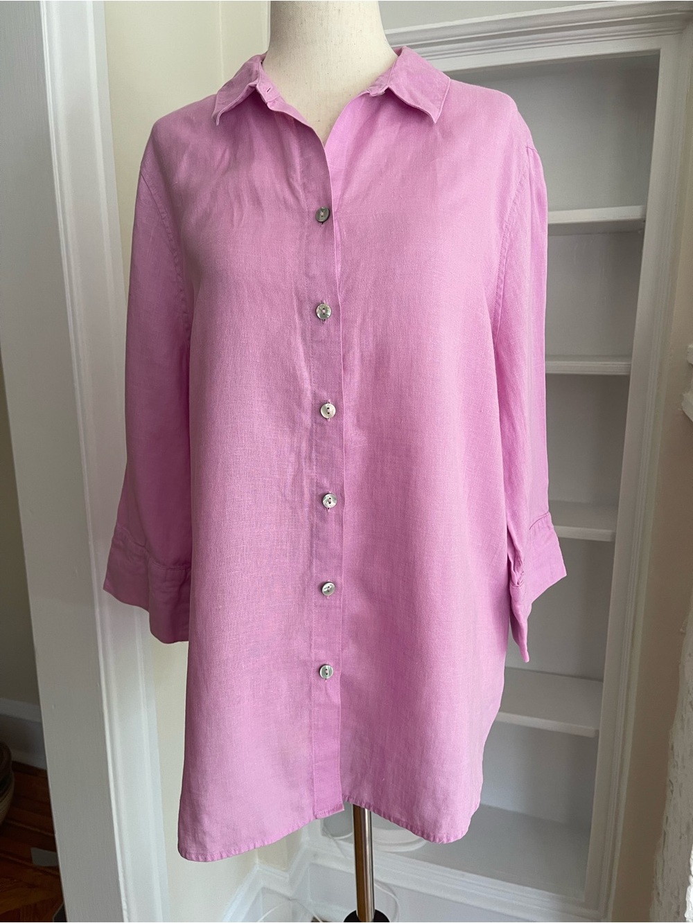 Chico's No-Iron 100 % Linen, Button-Down Shirt (Chico’s size 1 / US Medium)